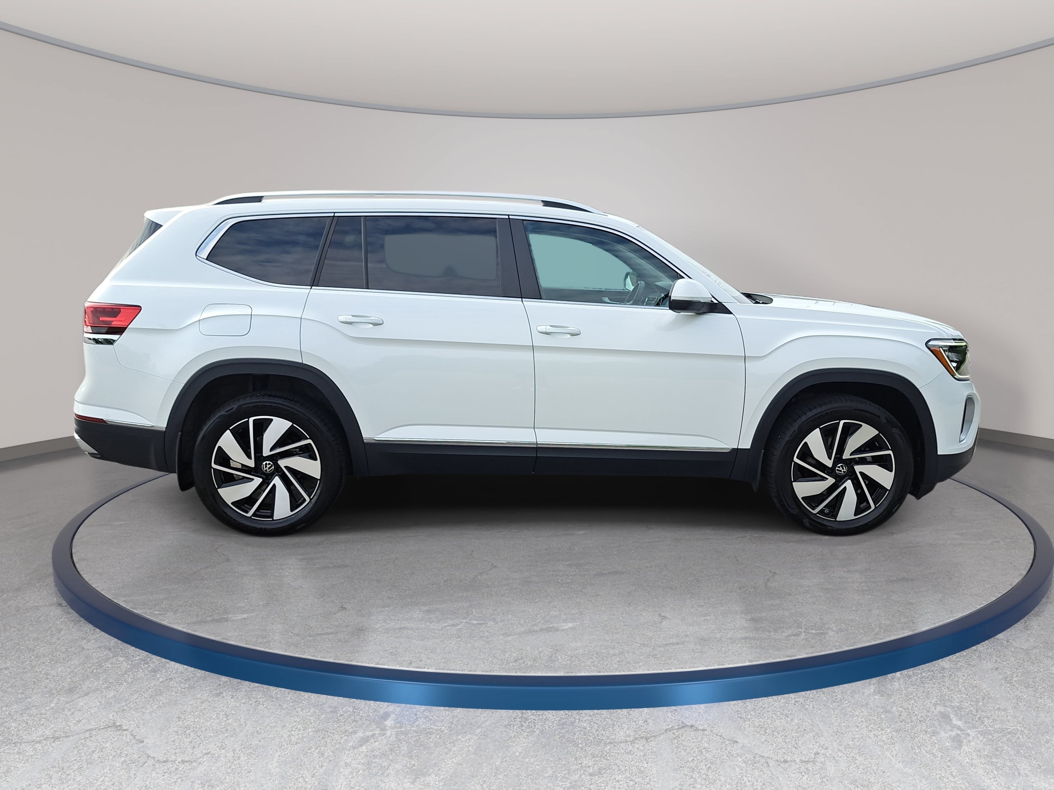 Used 2024 Volkswagen Atlas SEL AWD/4WD image 4