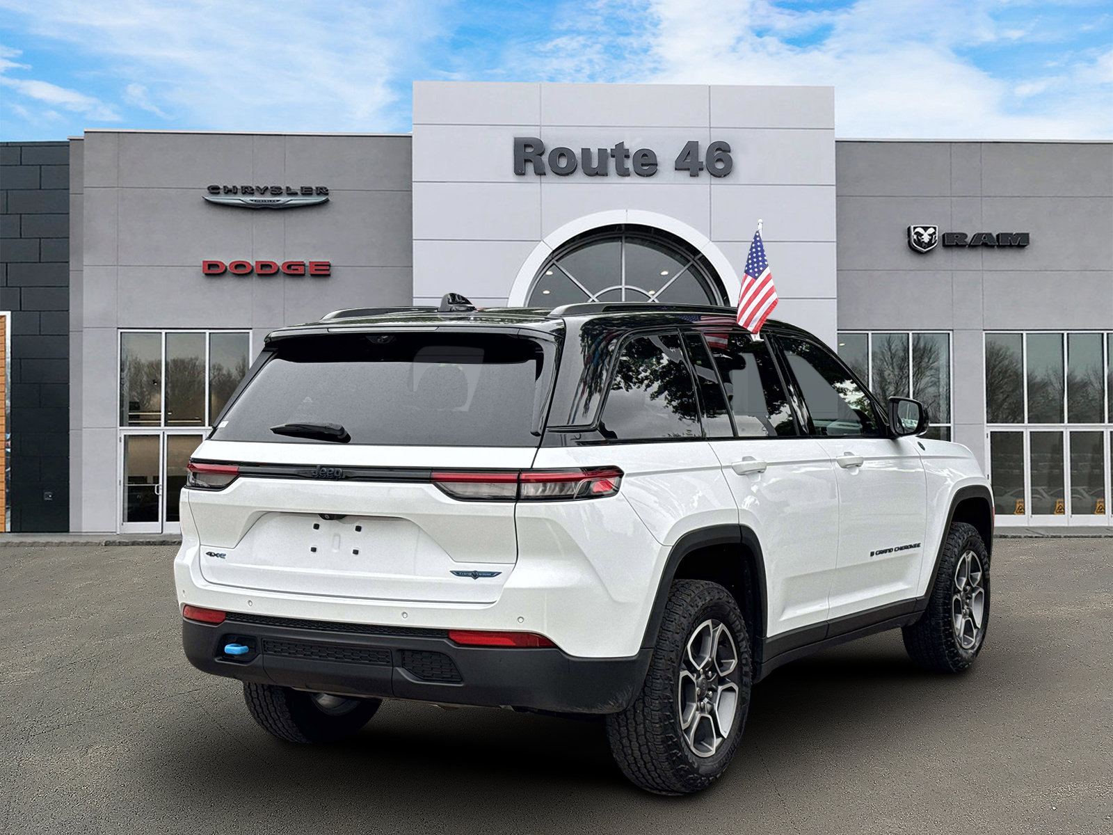 Used 2023 Jeep Grand Cherokee Trailhawk w/ Luxury Tech Group III AWD/4WD image 5