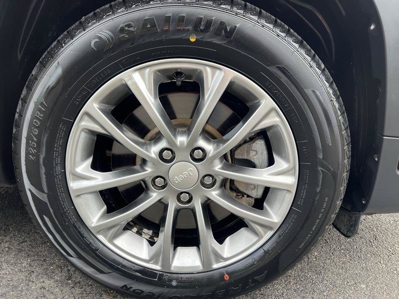 Used 2019 Jeep Cherokee Latitude Plus FWD image 25