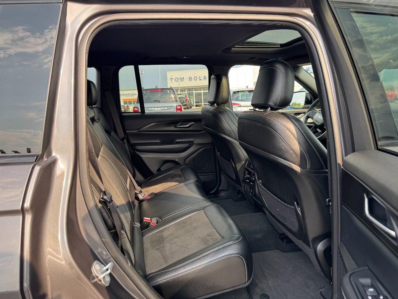 Used 2023 Jeep Grand Cherokee Altitude AWD/4WD image 10