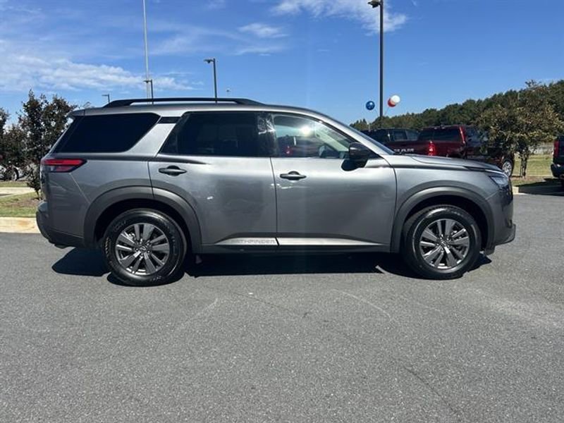 Used 2025 Nissan Pathfinder SV image 3