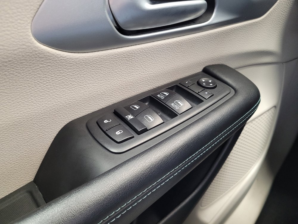 Used 2018 Chrysler Pacifica Touring Plus FWD image 27