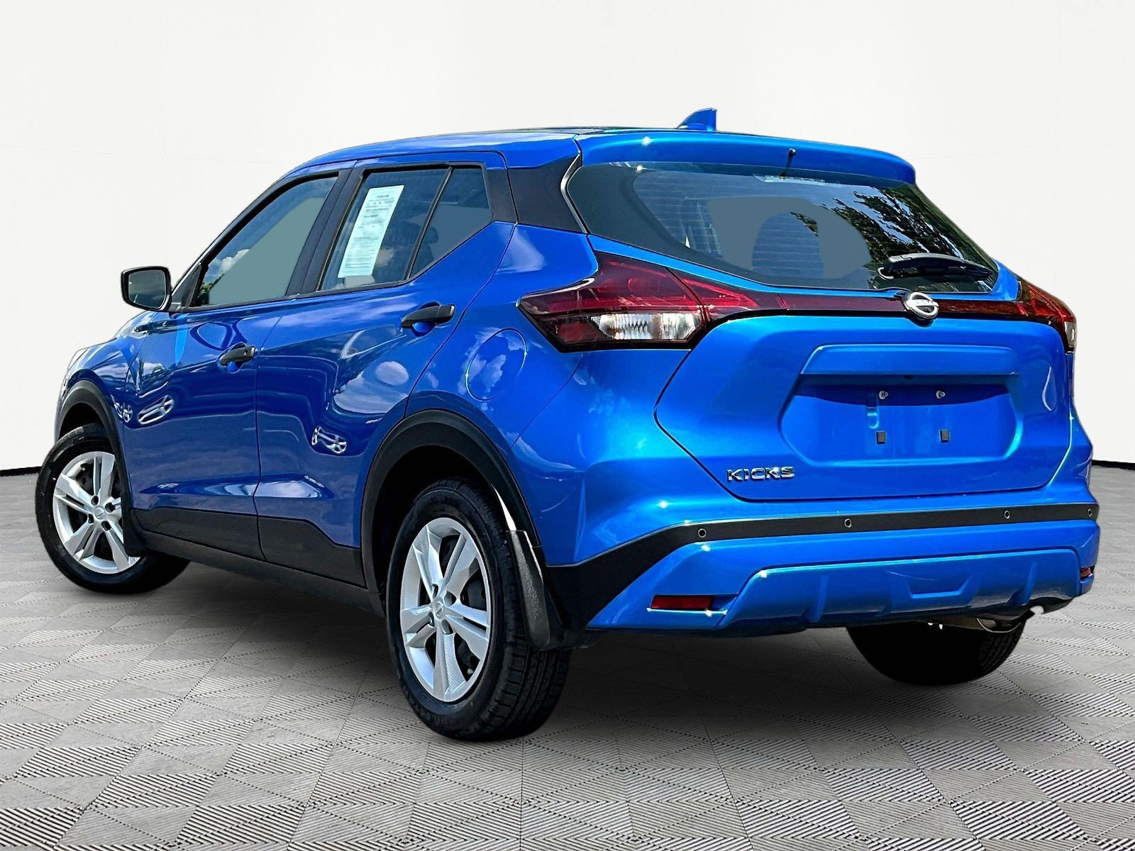 Used 2022 Nissan Kicks S FWD image 4