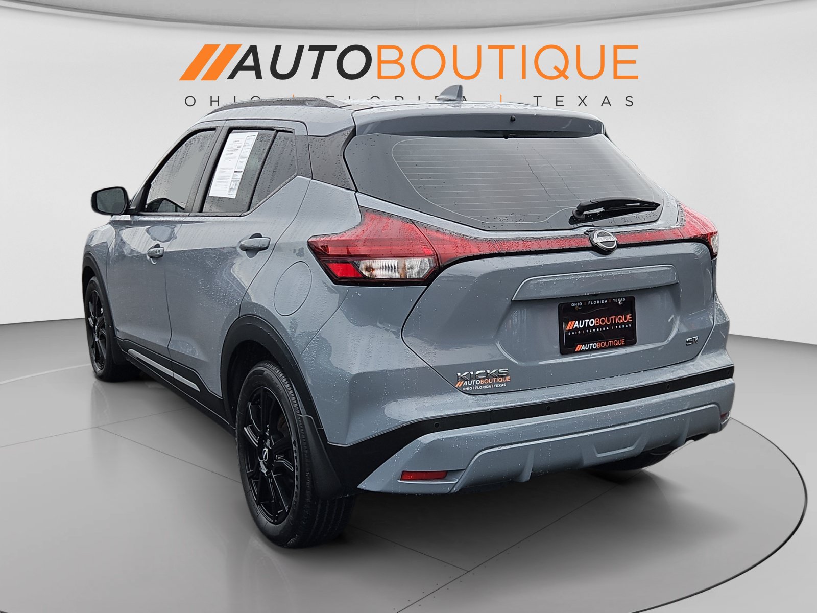 Used 2023 Nissan Kicks SR w/ SR Premium Package FWD image 3