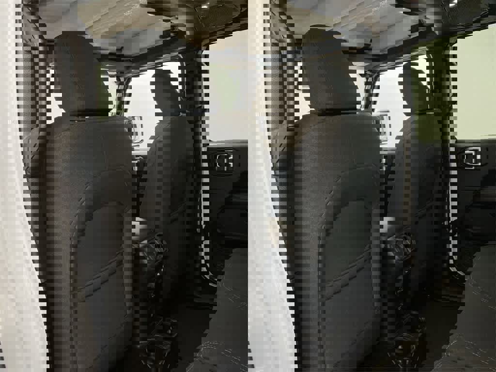 Used 2025 Jeep Wrangler Sahara image 15