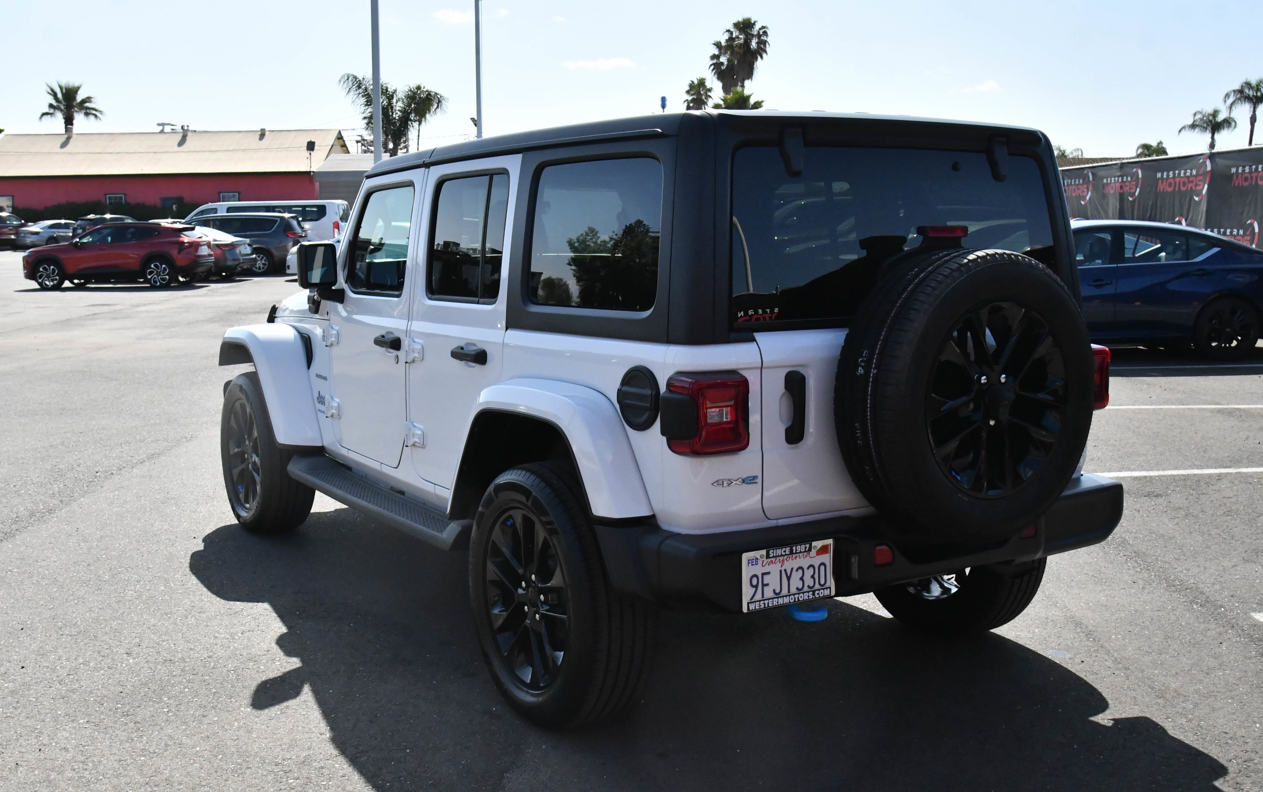 Used 2023 Jeep Wrangler Unlimited Sahara w/ Cold Weather Group AWD/4WD image 6