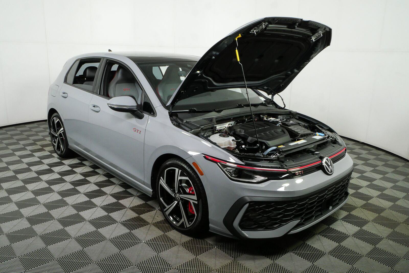 Used 2025 Volkswagen GTI SE FWD image 34
