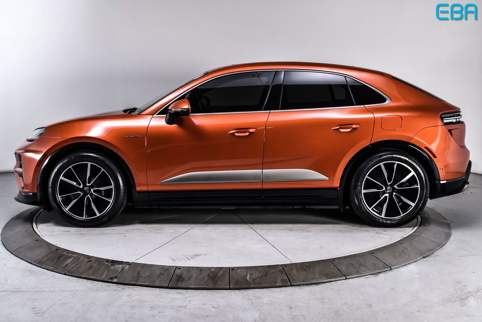 Used 2024 Porsche Macan Turbo Electric AWD/4WD image 3