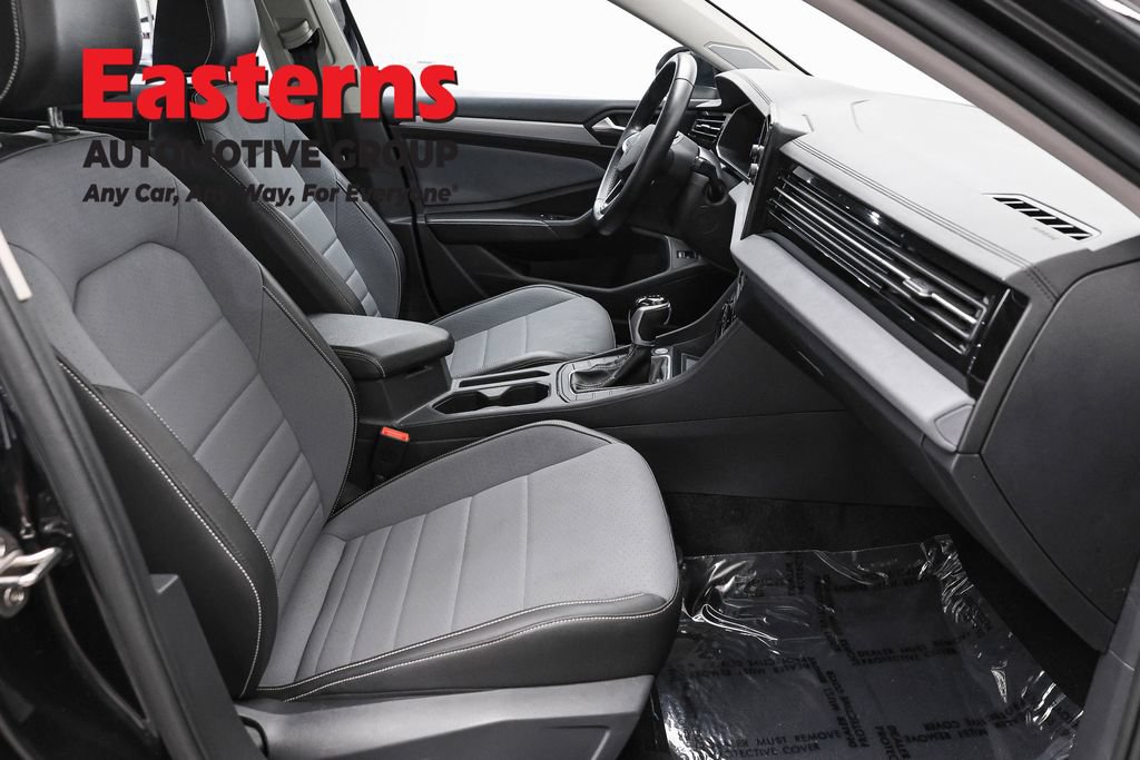 Used 2025 Volkswagen Jetta SE FWD image 23