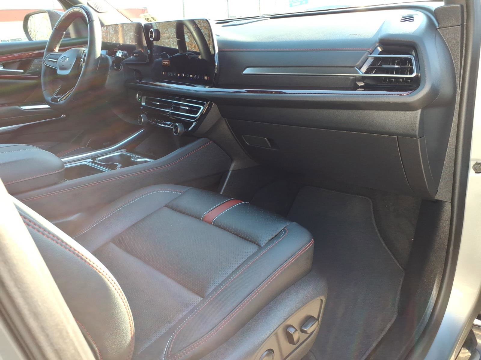 Certified 2024 Chevrolet Traverse RS w/ LPO, Floor Liner Package image 10