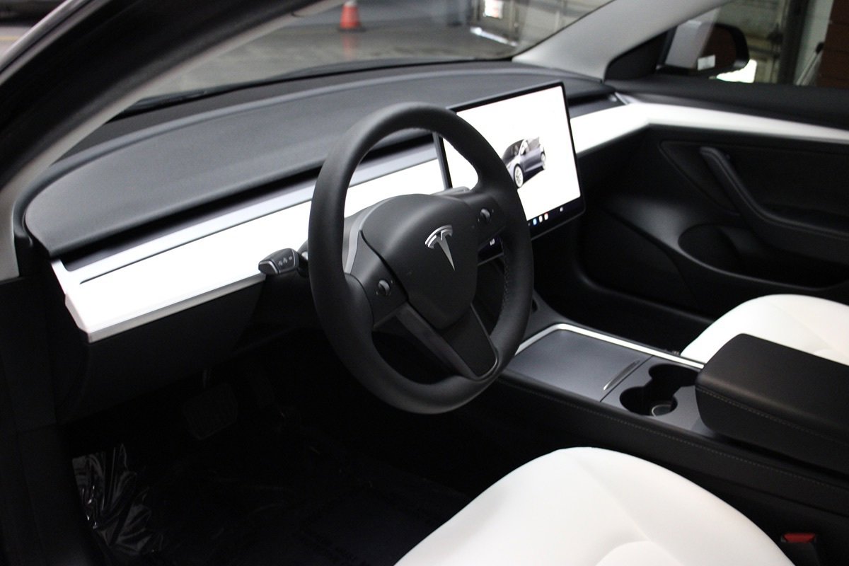 Used 2023 Tesla Model 3 Standard Range image 21