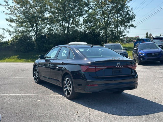 Used 2025 Volkswagen Jetta SE FWD image 5