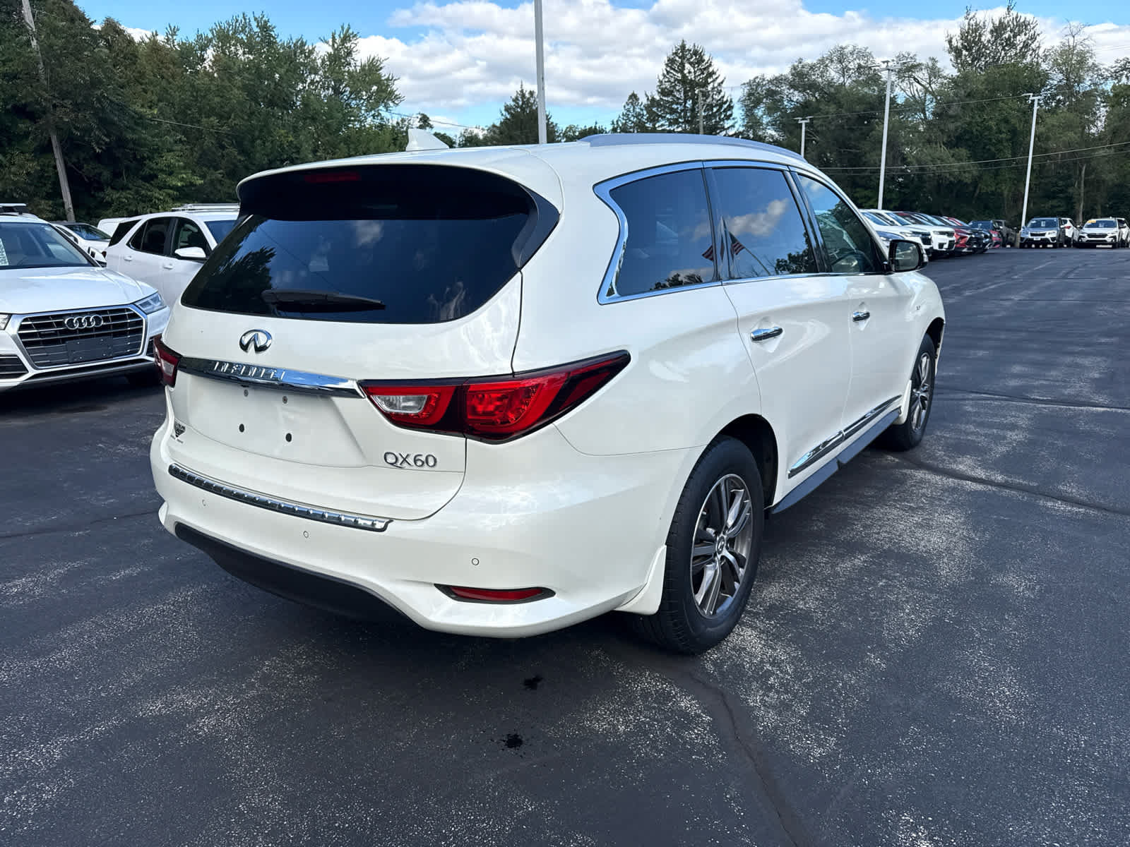 Used 2017 INFINITI QX60 Luxe w/ Premium Plus Package AWD/4WD image 3