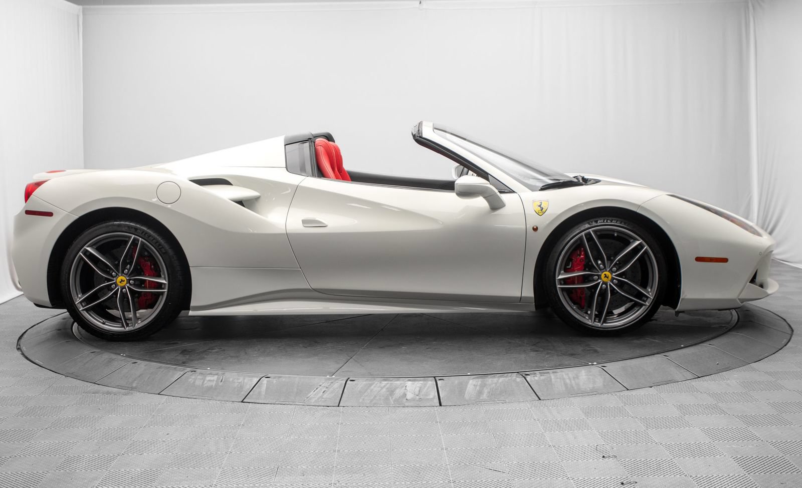 Used 2019 Ferrari 488 Spider RWD image 8