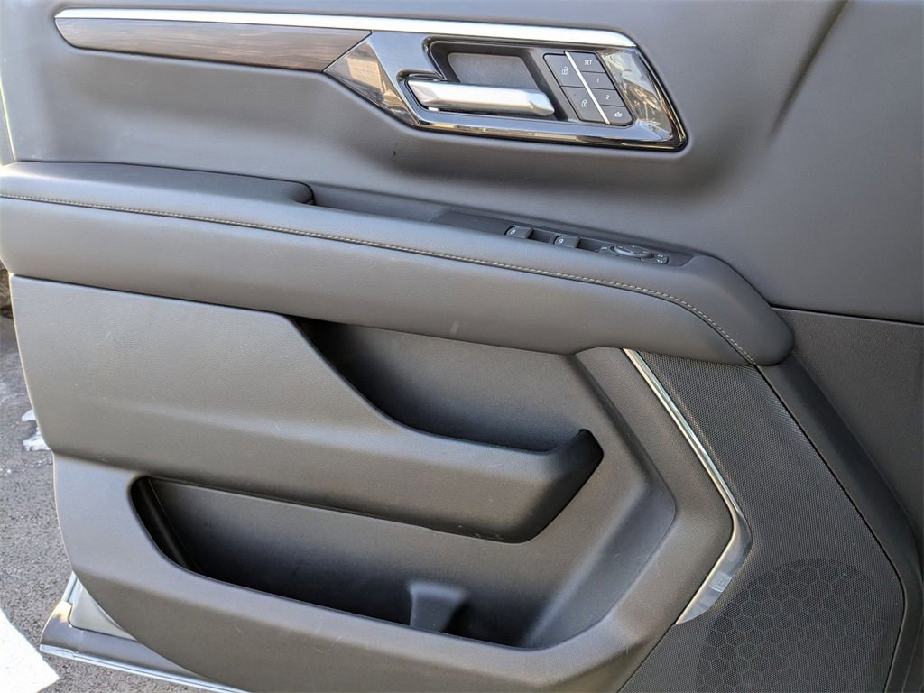 Used 2025 Chevrolet Suburban Z71 image 13