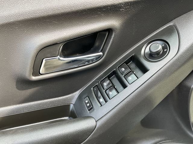 Used 2020 Chevrolet Trax LT AWD/4WD image 16