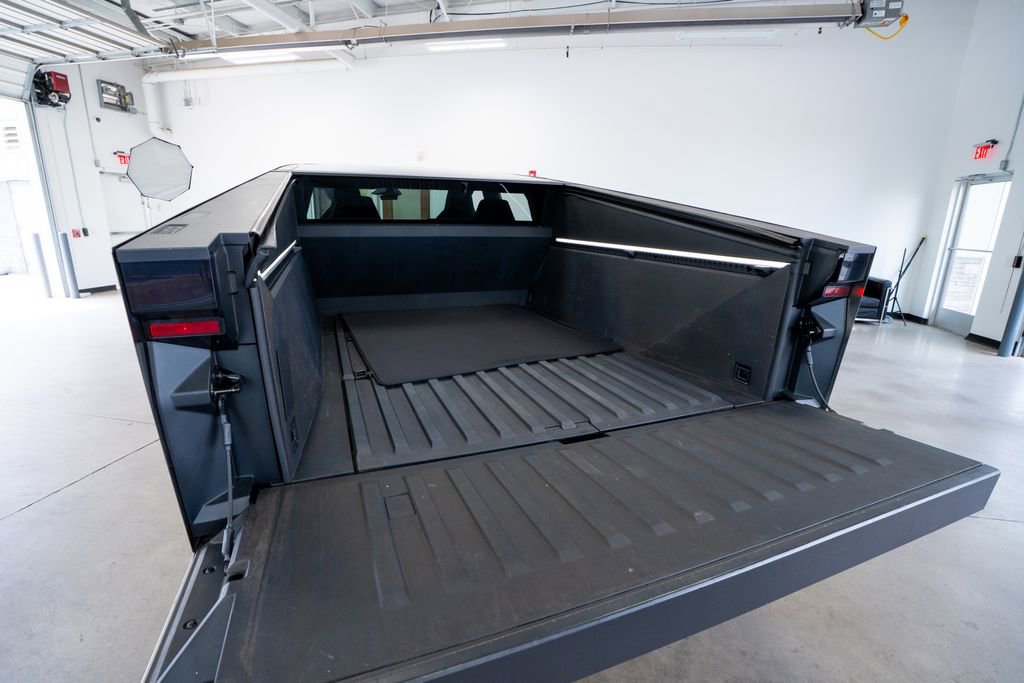 Used 2024 Tesla Cybertruck AWD Crew Cab image 38