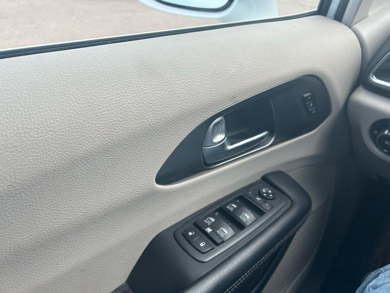 Used 2019 Chrysler Pacifica Limited image 26