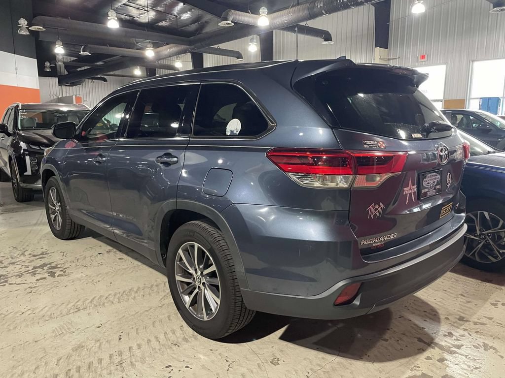 Used 2019 Toyota Highlander XLE FWD image 3