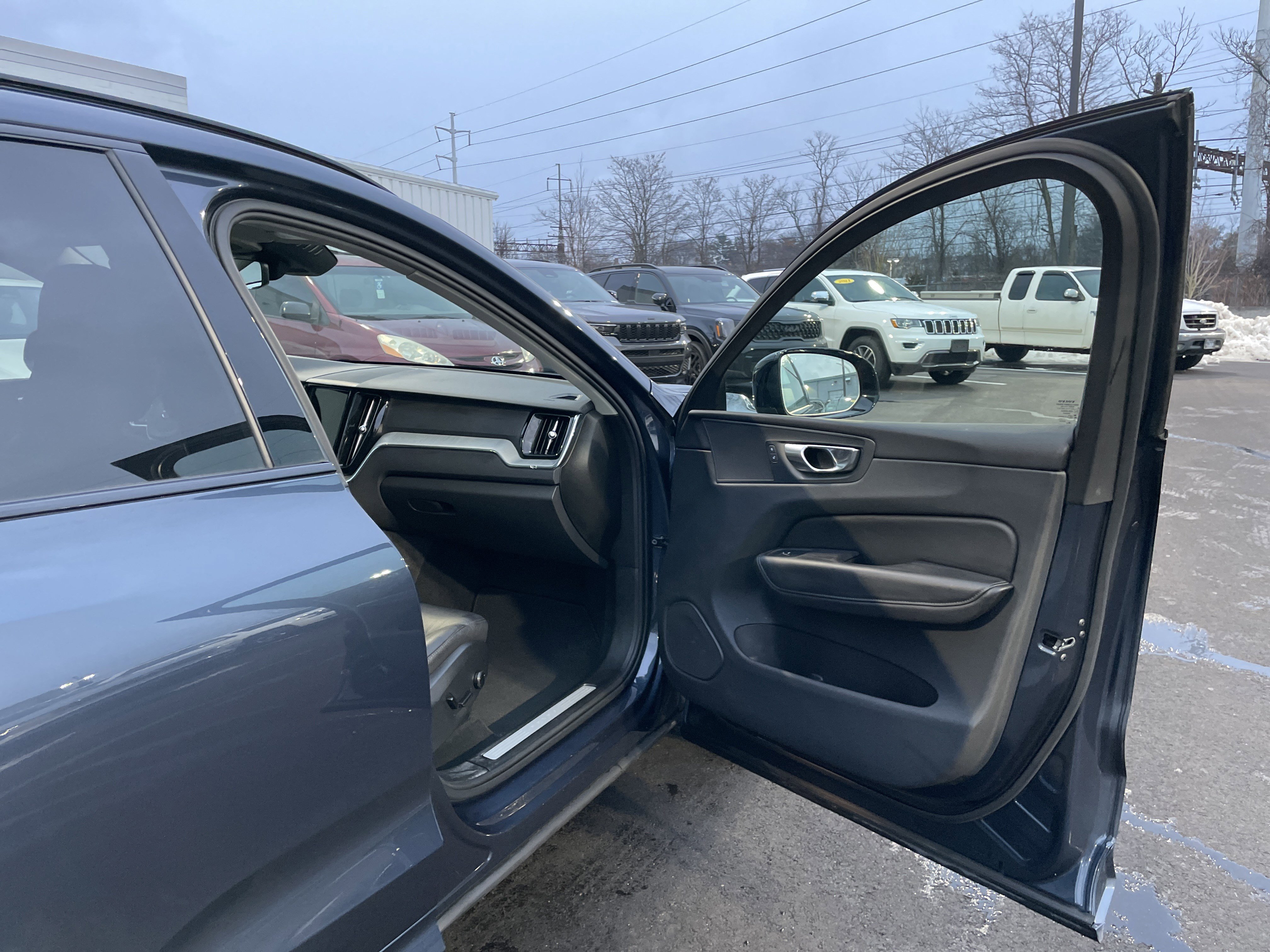 Used 2025 Volvo XC60 B5 Plus image 8