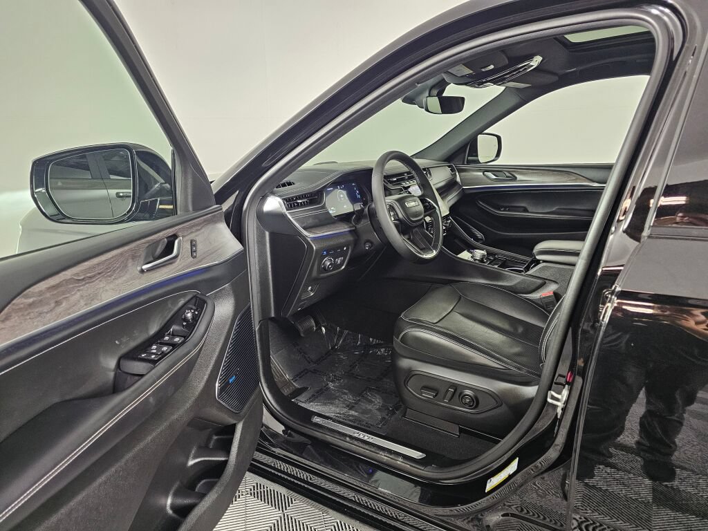 Used 2022 Jeep Grand Cherokee Overland AWD/4WD image 17