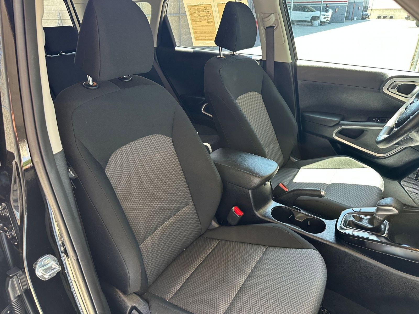 Used 2025 Kia Soul LX w/ LX Technology Package FWD image 34