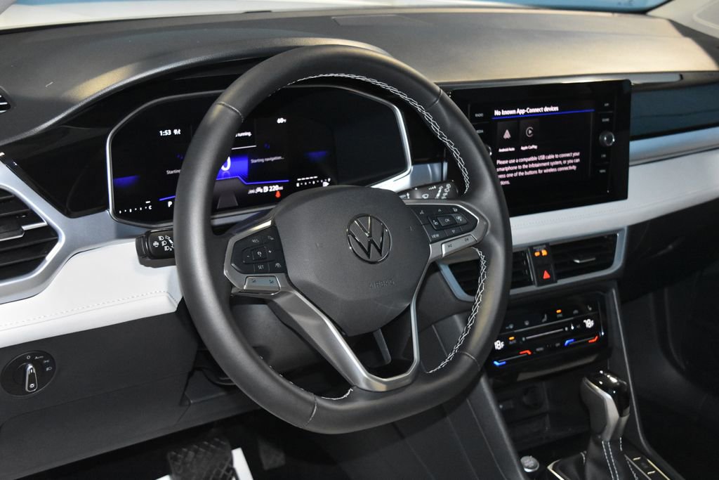 Certified 2025 Volkswagen Taos SE w/ Panoramic Sunroof Package image 2