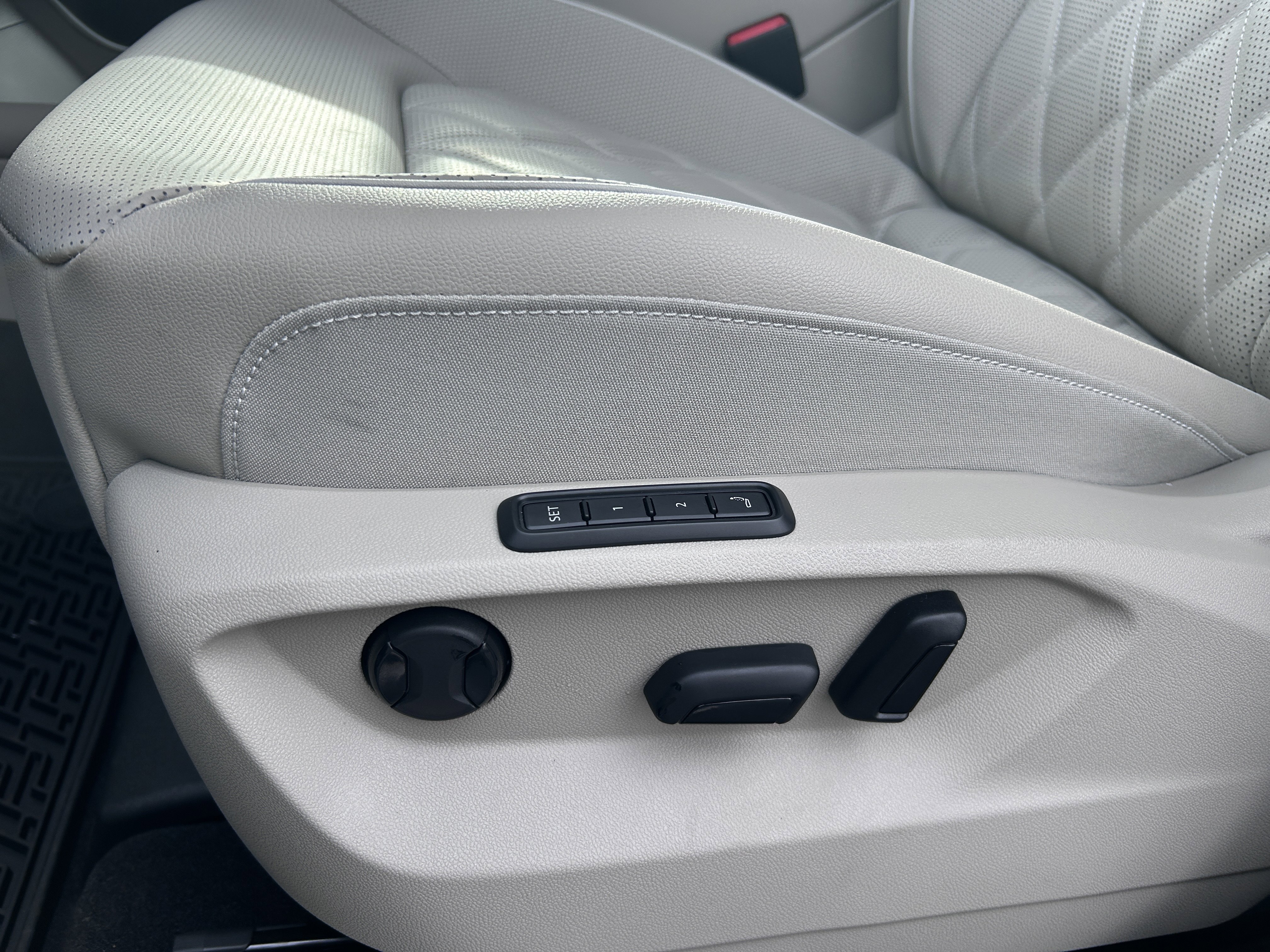 New 2026 Volkswagen Atlas SEL Premium R-Line image 23