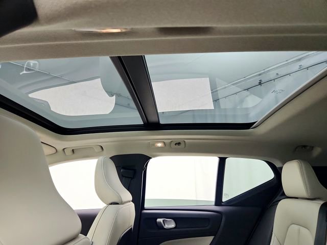 Certified 2024 Volvo XC40 B5 Plus w/ Protection Package Premier image 18