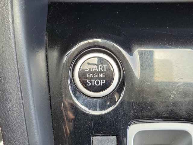 Used 2024 Nissan Versa SR FWD image 33