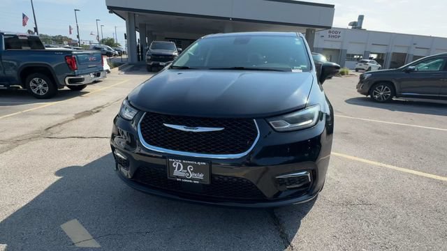 Used 2023 Chrysler Pacifica Touring-L FWD image 3