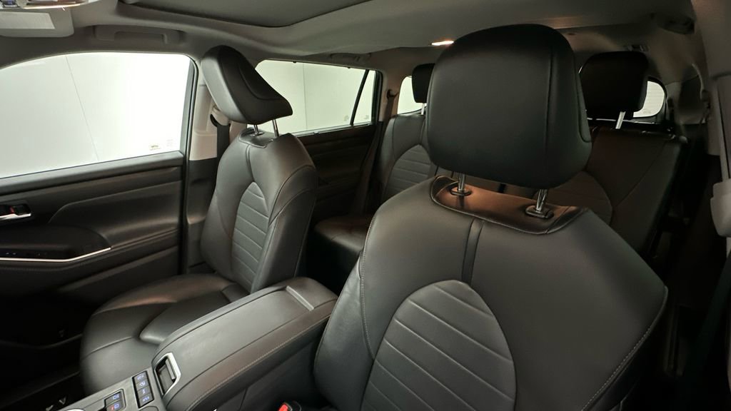 Used 2020 Toyota Highlander XLE AWD/4WD image 9