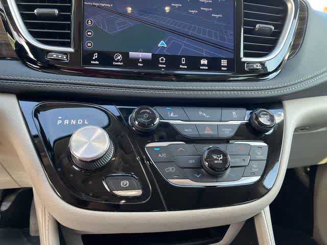 Used 2021 Chrysler Pacifica Limited FWD image 27