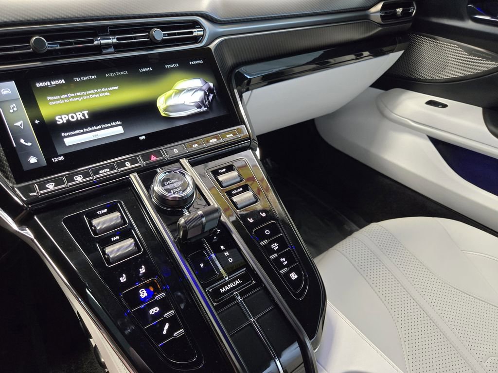 Used 2025 Aston Martin V8 Vantage Coupe image 21