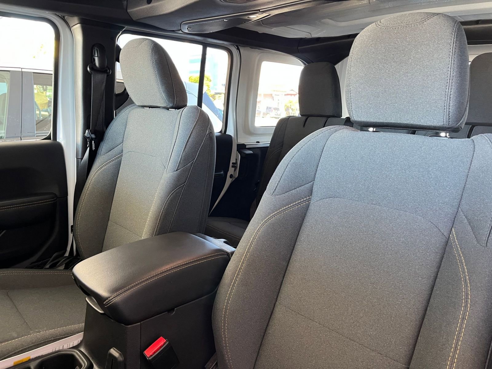 Used 2025 Jeep Wrangler Sahara image 36