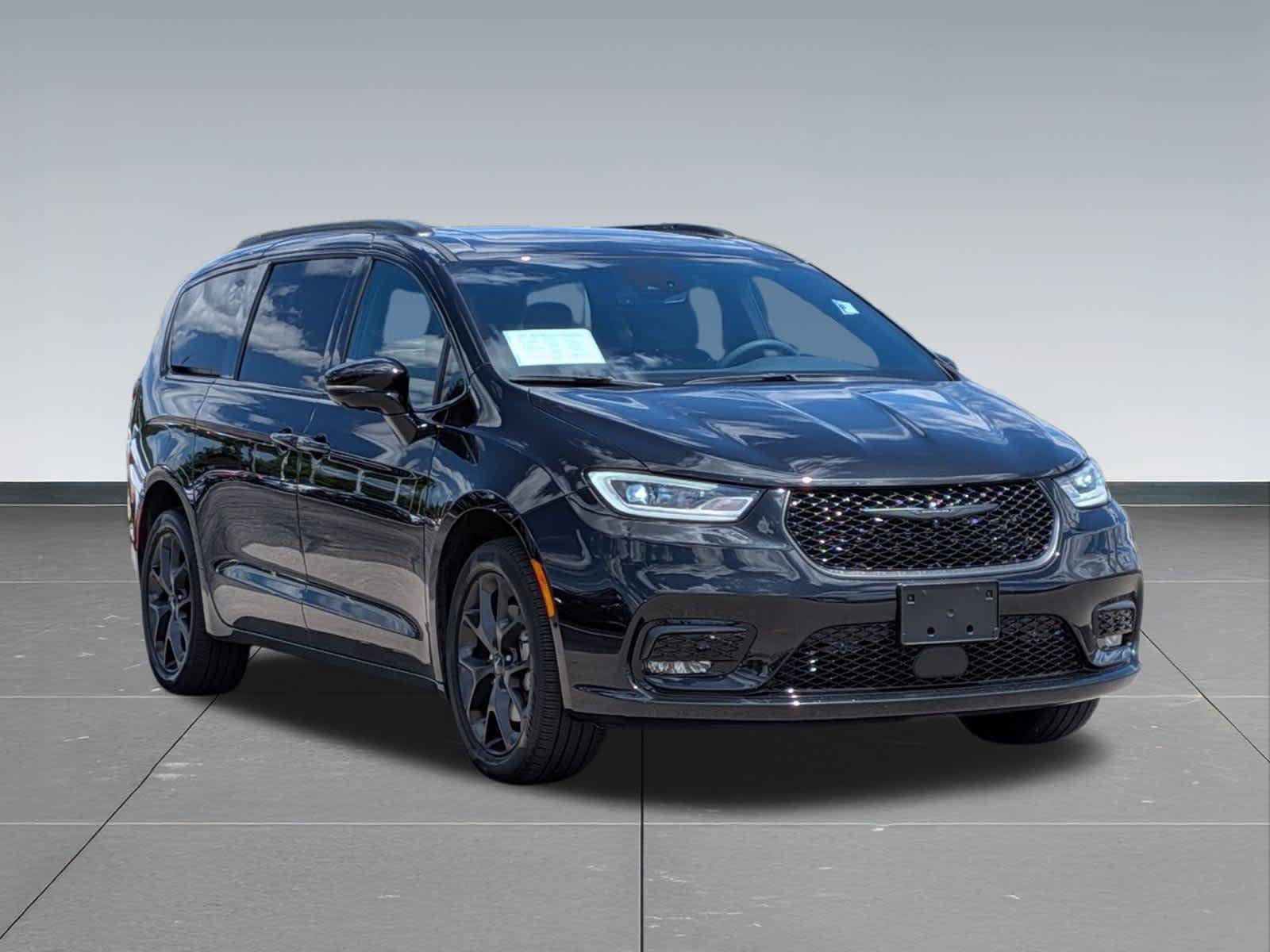 Used 2023 Chrysler Pacifica Limited w/ S Appearance Package AWD/4WD image 8
