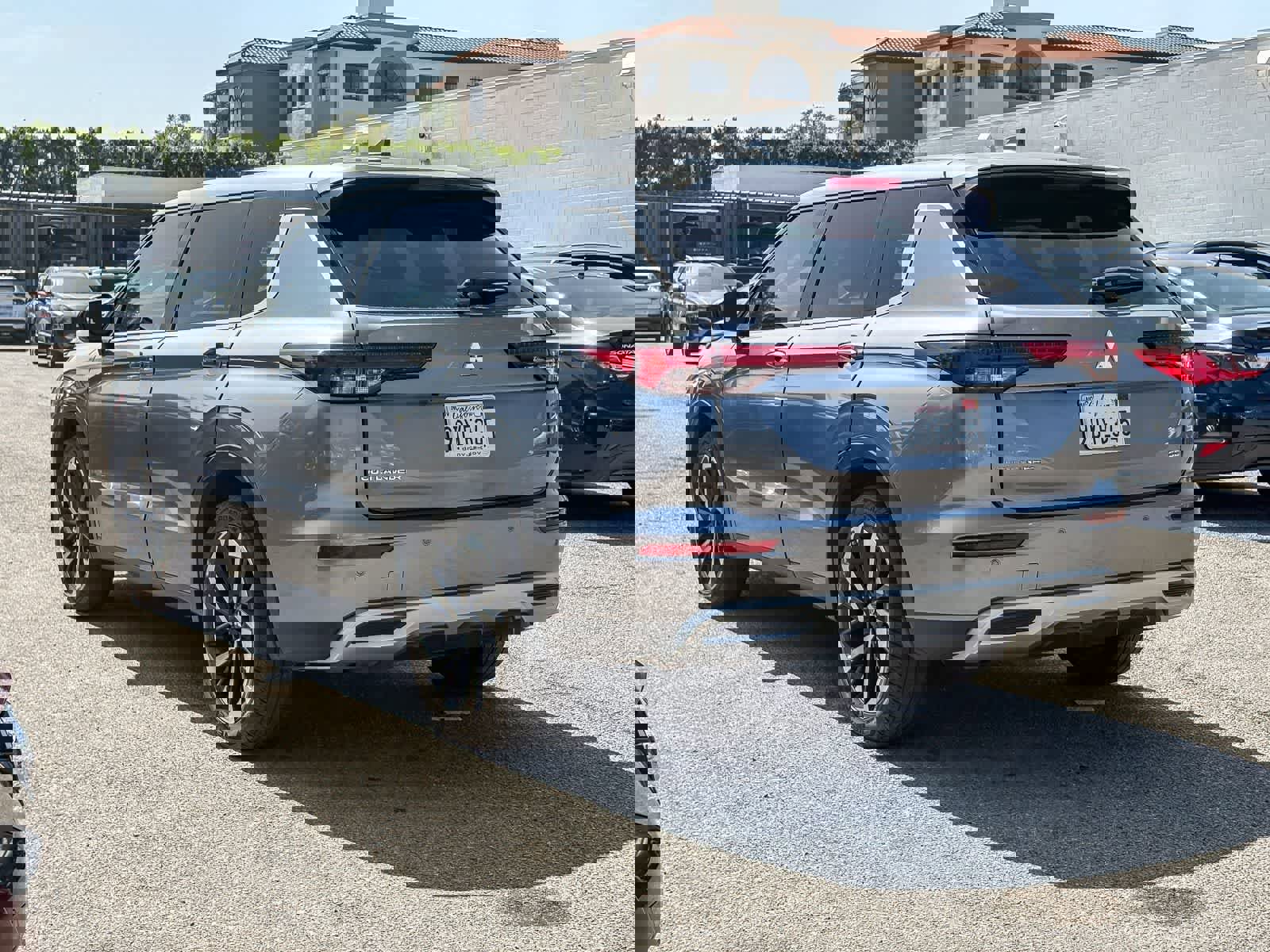 Used 2022 Mitsubishi Outlander SE image 2