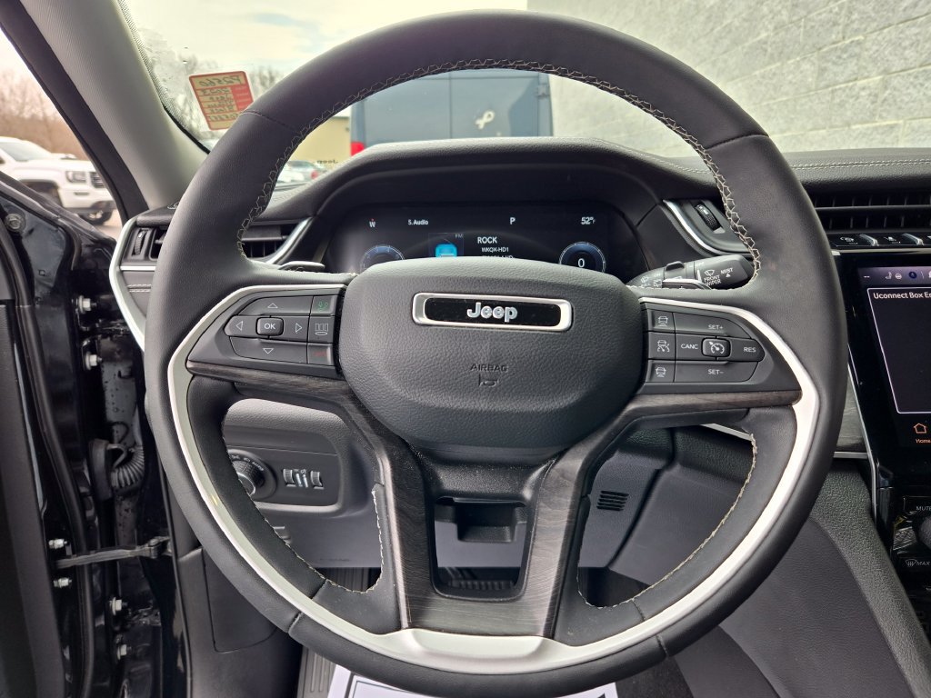 Used 2023 Jeep Grand Cherokee Limited w/ Black Appearance Package AWD/4WD image 17