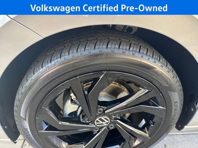 Certified 2025 Volkswagen Jetta SE w/ Sunroof Package image 32