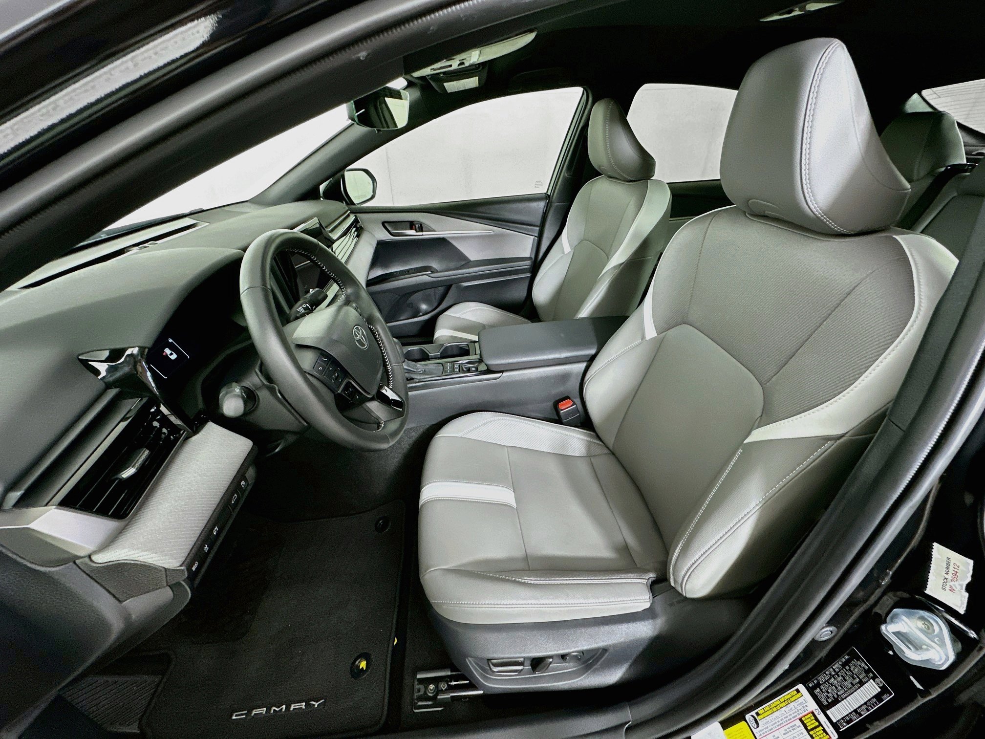 Used 2025 Toyota Camry SE FWD image 13