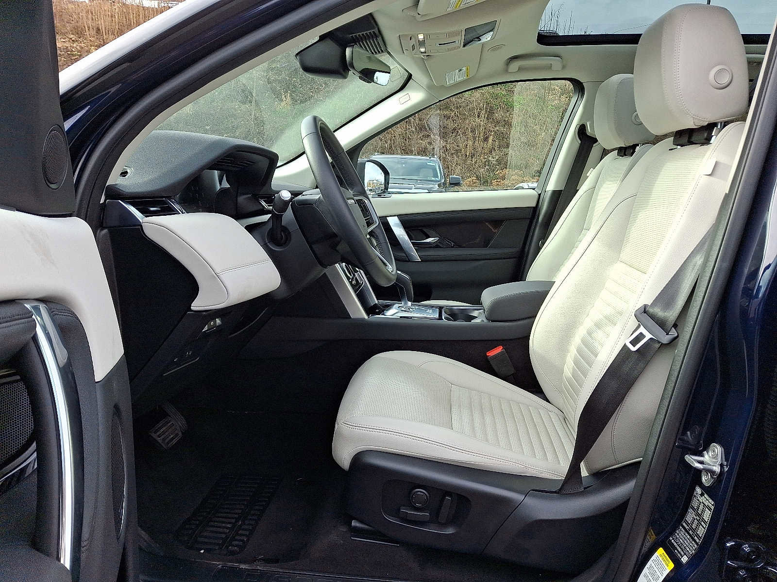 Used 2023 Land Rover Discovery Sport SE image 13