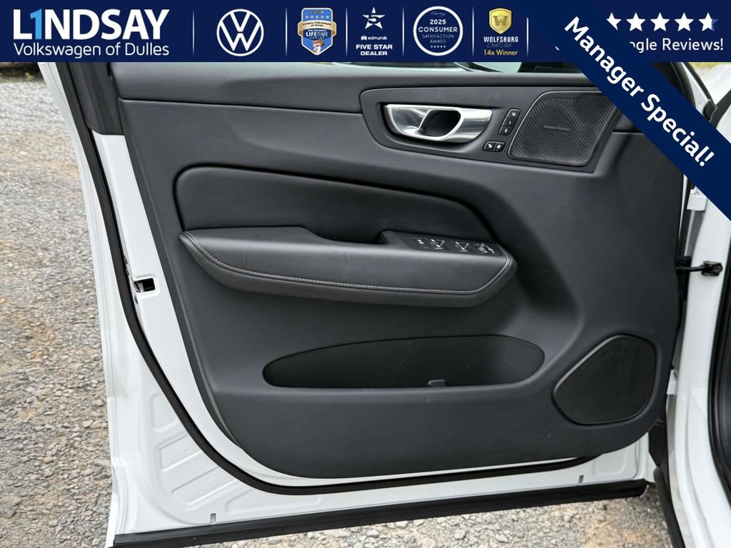 Used 2023 Volvo XC60 T8 Ultimate image 8