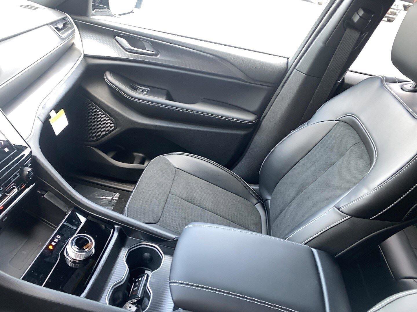 New 2025 Jeep Grand Cherokee Altitude image 13