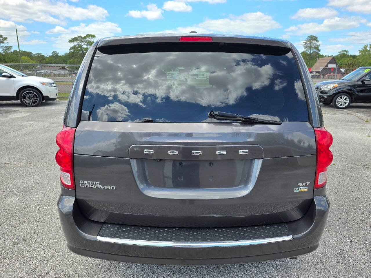 Used 2017 Dodge Grand Caravan SXT FWD image 3