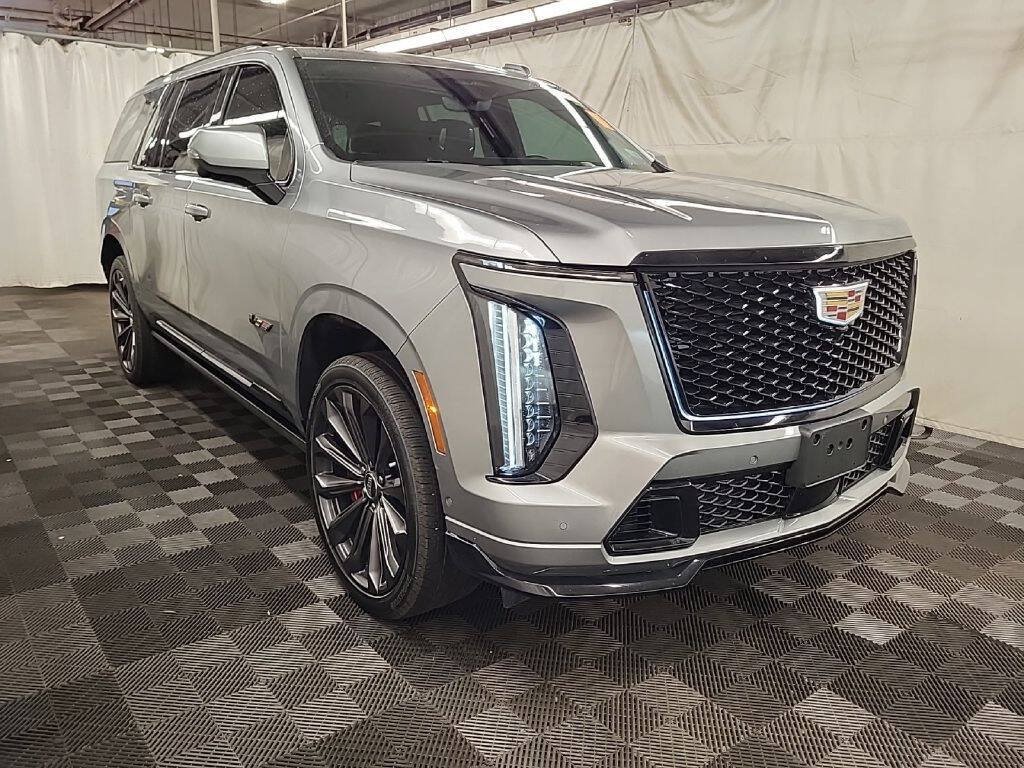 Used 2025 Cadillac Escalade ESV V AWD/4WD image 4