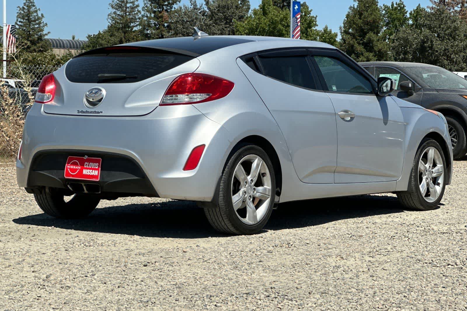 Used 2015 Hyundai Veloster FWD image 3