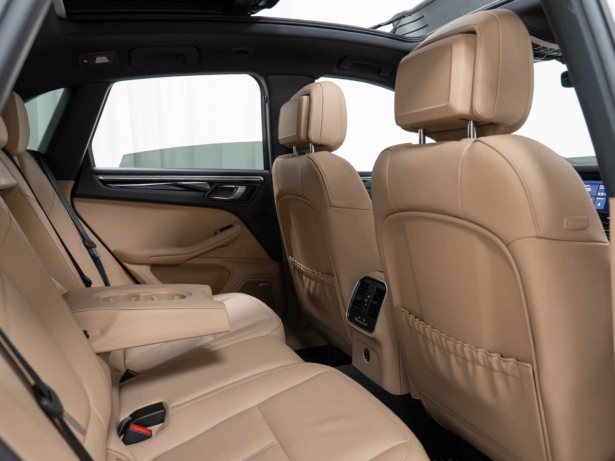 Certified 2022 Porsche Macan AWD/4WD image 26