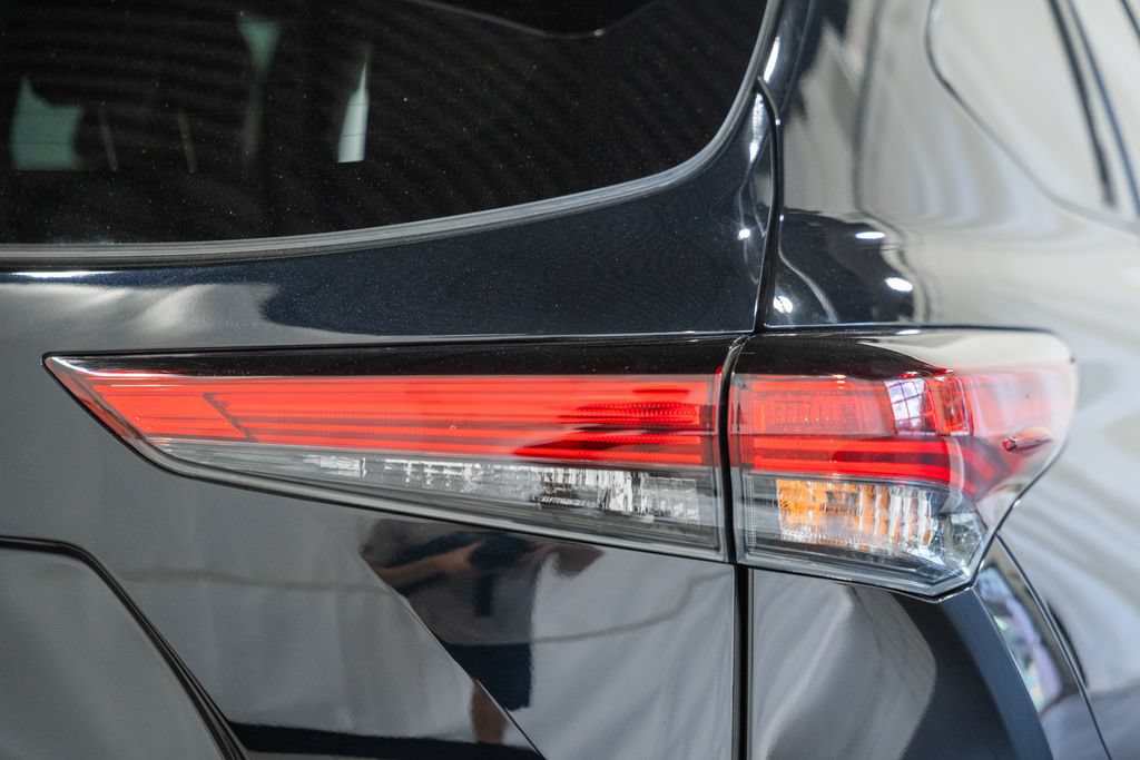 Used 2022 Toyota Highlander XSE AWD/4WD image 6