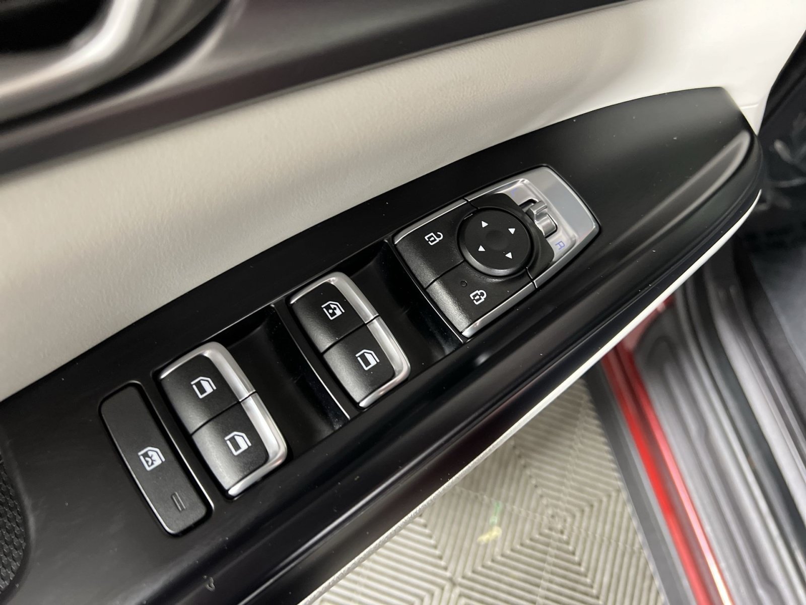 Used 2024 Kia Carnival LX FWD image 15
