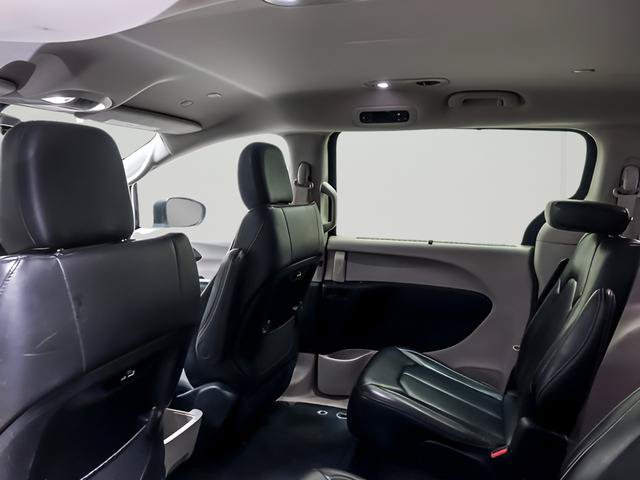 Used 2023 Chrysler Pacifica Touring-L FWD image 11